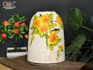 Lọ hoa dáng chuông men kem vẽ hoa hồng vàng, cao 24cm
