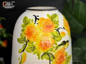 Lọ hoa dáng chuông men kem vẽ hoa hồng vàng, cao 24cm