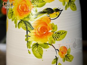 Lọ hoa dáng chuông men kem vẽ hoa hồng vàng, cao 24cm