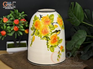 Lọ hoa dáng chuông men kem vẽ hoa hồng vàng, cao 24cm