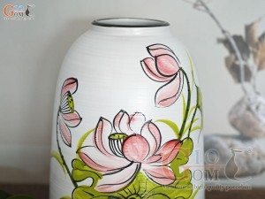 Lọ hoa dáng chuông men kem vẽ hoa Sen hồng, cao 24cm