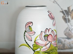 Lọ hoa dáng chuông men kem vẽ hoa Sen hồng, cao 24cm