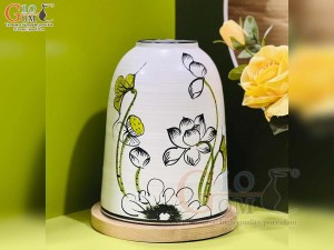 Lọ hoa dáng chuông men kem vẽ hoa Sen xanh, cao 24cm