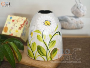 Lọ hoa dáng chuông mini men kem vẽ hoa Đồng tiền trắng, cao 16cm