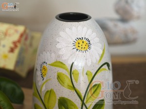 Lọ hoa dáng chuông mini men kem vẽ hoa Đồng tiền trắng, cao 16cm
