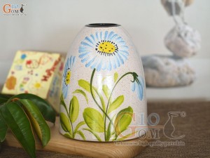 Lọ hoa dáng chuông mini men kem vẽ hoa Đồng tiền xanh, cao 16cm