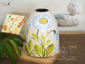 Lọ hoa dáng chuông mini men kem vẽ hoa Đồng tiền xanh, cao 16cm