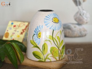 Lọ hoa dáng chuông mini men kem vẽ hoa Đồng tiền xanh, cao 16cm