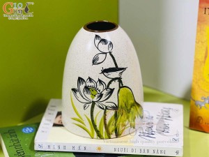 Lọ hoa dáng chuông mini men kem vẽ hoa Sen xanh, cao 16cm