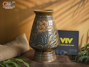 Lọ hoa dáng cố nhỏ men màu khắc hoa Sen, cao 30cm (hộp xi lụa cao cấp VTV)