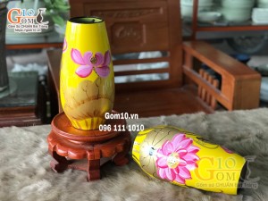 Lọ hoa dáng cúp sơn mài vàng vẽ sen nở cao 28cm
