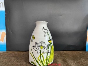 Lọ hoa dáng đầm men kem vẽ hoa Sen xanh, cao 21cm