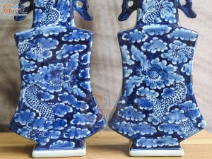 Lọ hoa dáng đàn men lam cổ vẽ Long ẩn nền băng, cao 33cm