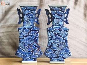 Lọ hoa dáng đàn men lam cổ vẽ Long ẩn nền băng, cao 33cm