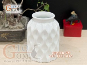 Lọ hoa dáng dâu men trắng cao 18cm
