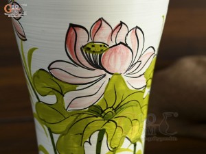Lọ hoa dáng đùi dế men kem vẽ Sen hồng, cao 33cm