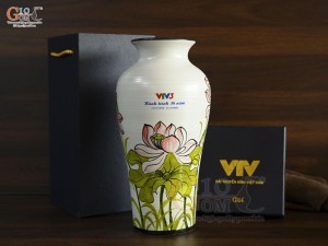 Lọ hoa dáng đùi dế men kem vẽ Sen hồng, in logo Hành Trình 30 năm VTV3