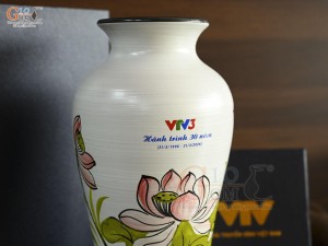 Lọ hoa dáng đùi dế men kem vẽ Sen hồng, in logo Hành Trình 30 năm VTV3