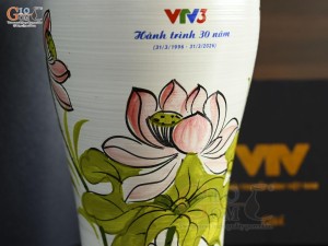 Lọ hoa dáng đùi dế men kem vẽ Sen hồng, in logo Hành Trình 30 năm VTV3