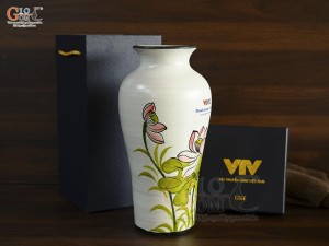 Lọ hoa dáng đùi dế men kem vẽ Sen hồng, in logo Hành Trình 30 năm VTV3