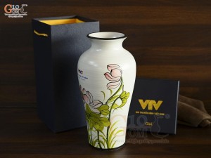 Lọ hoa dáng đùi dế men kem vẽ Sen hồng, in logo Hành Trình 30 năm VTV3