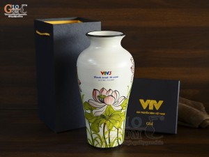 Lọ hoa dáng đùi dế men kem vẽ Sen hồng, in logo Hành Trình 30 năm VTV3