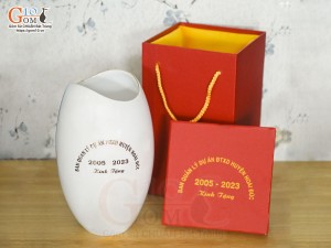 Lọ hoa dáng miệng cá men trắng in logo cao 25cm