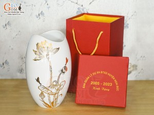 Lọ hoa dáng miệng cá men trắng in logo cao 25cm