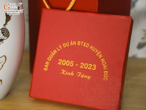 Lọ hoa dáng miệng cá men trắng in logo cao 25cm