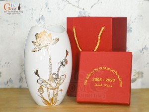 Lọ hoa dáng miệng cá men trắng in logo cao 25cm