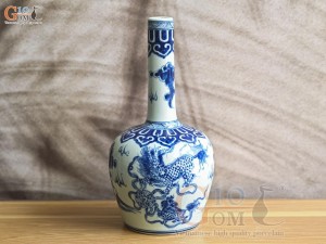 Lọ hoa dáng nậm to men lam cổ vẽ Nghê, cao 30cm