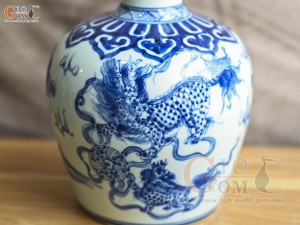 Lọ hoa dáng nậm to men lam cổ vẽ Nghê, cao 30cm