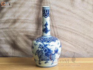 Lọ hoa dáng nậm to men lam cổ vẽ Nghê, cao 30cm