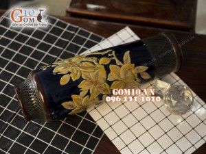 Lọ hoa dáng ống khắc hoa vàng, nền tím 44cm