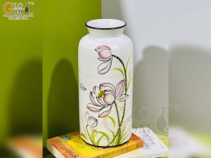 Lọ hoa dáng trụ miệng loe men kem vẽ hoa sen hồng, cao 29cm