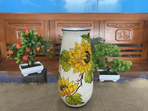 Lọ hoa dáng ống miệng loe men kem vẽ hoa Hướng Dương, cao 28cm