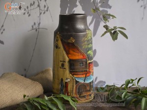 Lọ hoa gốm nâu dáng ống trụ vẽ Phố Cổ, cao 29cm