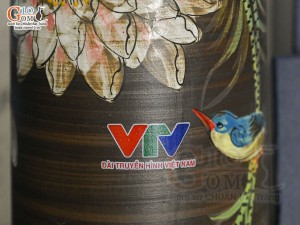 Lọ hoa dáng rỏ cua men hỏa biến vẽ Chim hoa in logo VTV, cao 27cm