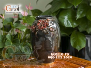 Lọ hoa dáng thon cao men hỏa biến đắp nổi cánh hoa đỏ, cao 26cm