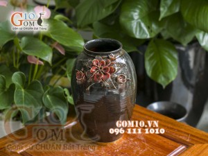 Lọ hoa dáng thon cao men hỏa biến đắp nổi cánh hoa đỏ, cao 26cm