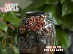 Lọ hoa dáng thon cao men hỏa biến đắp nổi cánh hoa đỏ, cao 26cm