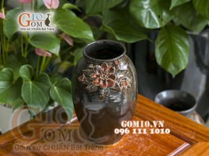 Lọ hoa dáng thon cao men hỏa biến đắp nổi cánh hoa đỏ, cao 26cm