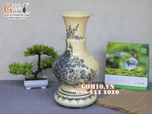 Lọ hoa dáng tỏi dẹt men cổ họa tiết Công Đào, cao 36cm (cả đế)