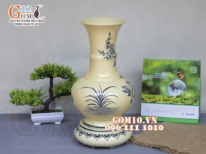 Lọ hoa dáng tỏi dẹt men cổ họa tiết Công Đào, cao 36cm (cả đế)