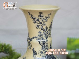 Lọ hoa dáng tỏi dẹt men cổ họa tiết Công Đào, cao 36cm (cả đế)