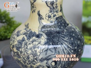 Lọ hoa dáng tỏi dẹt men cổ họa tiết Công Đào, cao 36cm (cả đế)