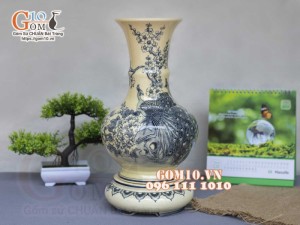 Lọ hoa dáng tỏi dẹt men cổ họa tiết Công Đào, cao 36cm (cả đế)