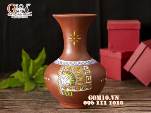 Lọ hoa dáng tỏi loe gốm đất đỏ khắc hình, cao 27cm