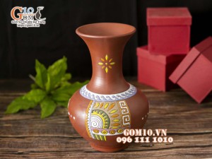 Lọ hoa dáng tỏi loe gốm đất đỏ khắc hình, cao 27cm