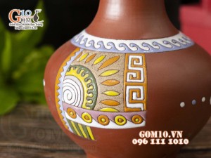 Lọ hoa dáng tỏi loe gốm đất đỏ khắc hình, cao 27cm